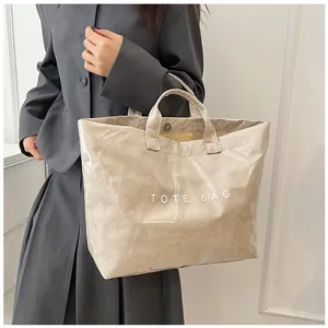 Vista laterale dettagliata della borsa tote trasparente in PVC con interno effetto carta