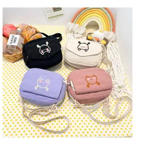 Détail de quatre sacs bandoulière en velours côtelé avec broderies d'animaux mignons