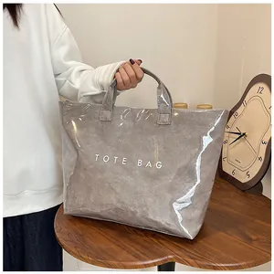 Dettaglio della borsa tote in PVC impermeabile con fodera marmorizzata e stampa TOTE BAG