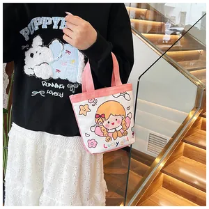 Detailansicht des niedlichen Mädchen-Prints auf weißer Canvas-Tasche mit rosa Henkel