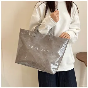 Dettaglio della borsa tote grigia in Tyvek con guscio in PVC impermeabile e scritta
