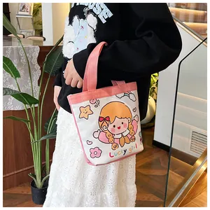 Detail einer Canvas-Beuteltasche mit Lucky Girl-Cartoon und rosa Tragegriffen