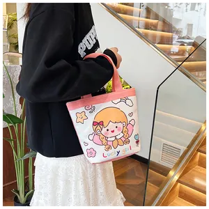 Detail der süßen Cartoon-Canvas-Tasche mit rosa Gurten und Lucky Girl Aufdruck
