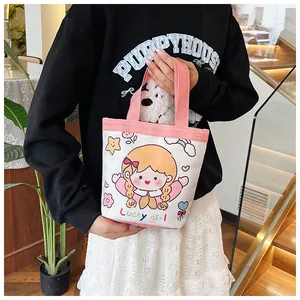 Detail einer süßen Lucky Girl Canvas-Handtasche mit rosa Henkeln und Illustrationen