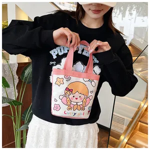 Detail einer rosa Cartoon-Stofftasche mit Lucky Girl-Illustration und gewebten Griffen