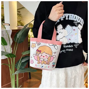 Detail einer süßen Cartoon Lucky Girl bedruckten Canvas-Eimertasche mit rosa Griffen
