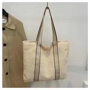 Detailaufnahme der Waffelstruktur der beigen Strandtasche mit Canvas-Griffen und Kontrast