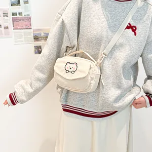 Sac bandoulière mignon en velours côtelé blanc avec broderie ours et sangle réglable