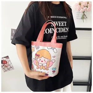 Nahaufnahme von niedlichem Cartoon-Mädchen-Print auf beiger Canvas-Tasche mit Henkel