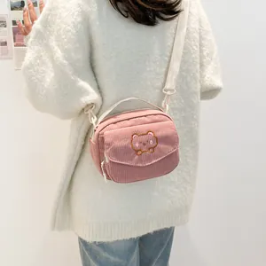 Sac à bandoulière mignon en velours côtelé rose avec broderie ours et sangle réglable