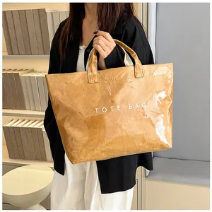Borsa tote in PVC trasparente con texture stropicciata e stampa scritta TOTE BAG