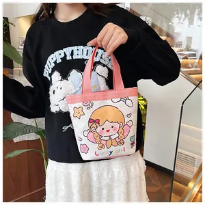 Detail einer Mini-Canvas-Tasche mit Cartoon-Mädchen-Print und rosa Griffen für Kinder