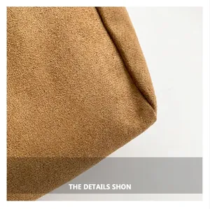 Gros plan sur le tissu en daim chamois de qualité et les coutures de ce sac cabas