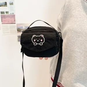Petit sac bandoulière en velours côtelé noir avec broderie ours mignon et sangles