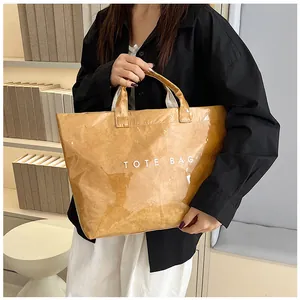 Dettaglio della borsa tote in PVC impermeabile con stampa TOTE BAG per il pendolarismo quotidiano