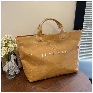 Dettaglio della borsa tote marrone in PVC impermeabile con trama carta DuPont e testo bianco