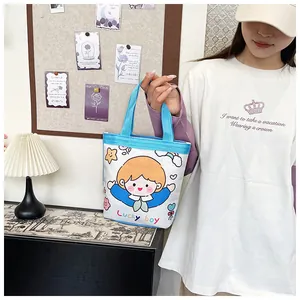 Detail der kleinen Canvas-Tasche mit Lucky Boy Cartoon-Print und blauen Griffen