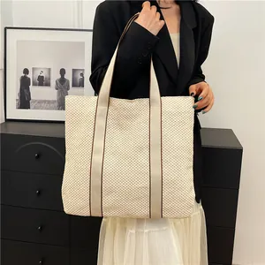Große geflochtene Tragetasche in Off-White mit Vintage-Canvas-Riemen für den Urlaub
