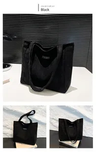 Détail du grand sac cabas en daim noir avec étiquette de marque interne fashion