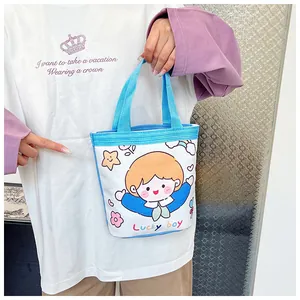 Nahaufnahme kleiner Canvas-Beutel mit Lucky Boy-Cartoon-Druck und blauen Griffen
