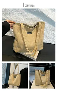 Détail du sac cabas en velours côtelé kaki clair avec étiquette mode noire et anses