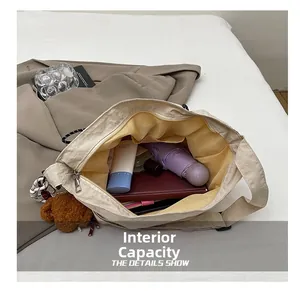 Vue détaillée de l'intérieur d'un sac bandoulière spacieux avec rangement pour livre et parapluie