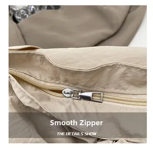Vue macro de la fermeture éclair fluide sur un sac bandoulière décontracté en nylon