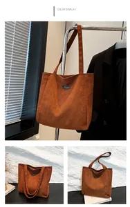 Vue détaillée d'un sac cabas marron en daim avec bandoulière et étiquette Fashion