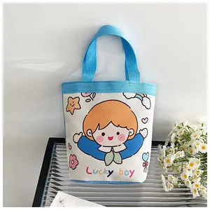 Detail der Canvas-Beuteltasche mit Lucky Boy Cartoon und blauen Tragegurten