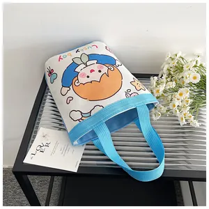 Detail der niedlichen Cartoon Canvas Tragetasche mit Lucky Boy Print und blauem Griff