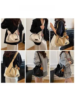 Sac bandoulière en nylon en trois couleurs avec sangles et pendentif d'ours
