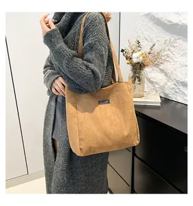 Détail du sac cabas en velours côtelé beige avec étiquette FASHION et texture