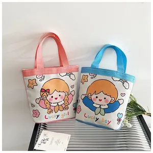 Detailansicht der rosa und blauen Cartoon-Canvas-Eimertaschen mit Lucky Girl und Boy Print