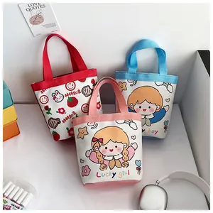 Nahaufnahme von drei bunten Canvas-Taschen mit süßen Cartoon-Prints und stabilen Griffen