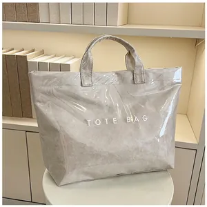 Borsa tote trasparente in PVC con base grigia testurizzata e scritta bianca su sgabello