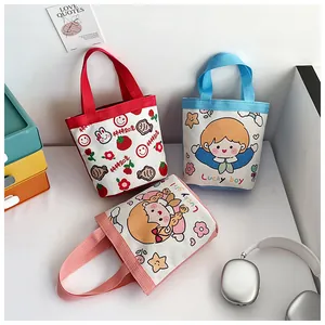 Detail von bunten Cartoon-Canvas-Eimertaschen in Rot, Blau und Pink für Kindergeschenke