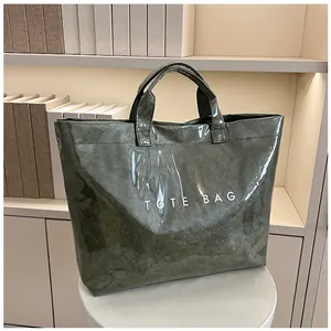 Dettaglio della borsa tote Tyvek verde scuro impermeabile con scritta TOTE BAG bianca