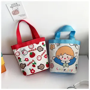 Detailaufnahme der Cartoon-Segeltuchtaschen mit Lucky Boy- und Hasen-Prints für Kinder