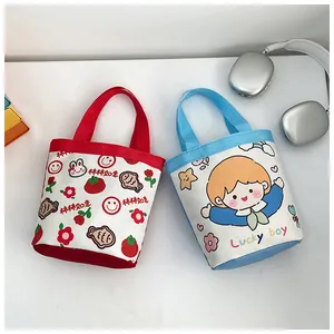 Detailansicht der Cartoon-Canvas-Beuteltaschen mit Hasen- und Lucky Boy-Drucken