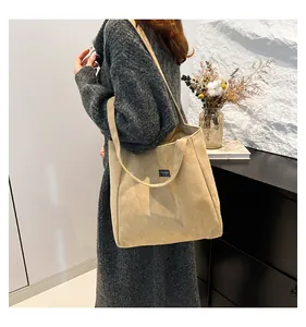 Détail d'un sac cabas en velours côtelé beige avec une étiquette FASHION minimaliste
