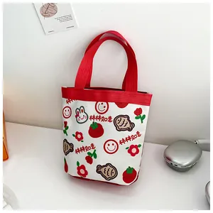 Detail der süßen Canvas-Beuteltasche mit roten Griffen und Glückshasen-Aufdruck