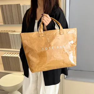 Borsa tote in carta Dupont marrone con stampa TOTE BAG e rivestimento in PVC