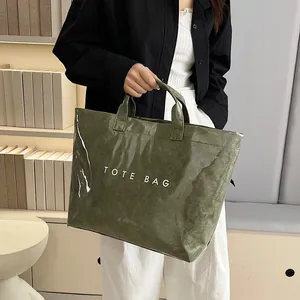 Grande borsa tote verde scuro in PVC impermeabile con trama in carta DuPont