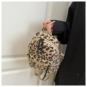 Detailansicht der Cord-Struktur und des Leopardenmusters dieses Mini-Rucksacks
