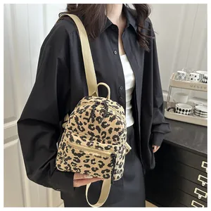 Detailansicht des Mini-Rucksacks aus Cord mit Leopardenmuster und Stoffriemen
