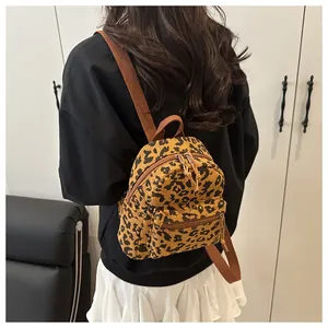 Nahaufnahme des Cord-Rucksacks mit Leopardenmuster am Rücken zeigt Textur und Größe