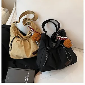 Détails des sacs fourre-tout en nylon à cordon en kaki et noir avec oursons