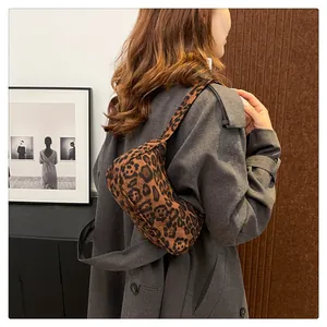 Schoudertas met luipaardprint gedragen door model met een trendy esthetische look