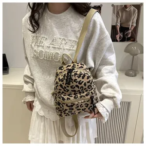 Detailansicht Cord-Rucksack mit Leopardenmuster, Reißverschlusstasche und Schultergurten