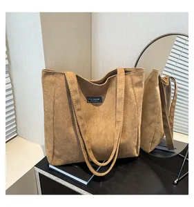 Détail du sac cabas en daim marron avec étiquette Fashion Instinct et texture vintage